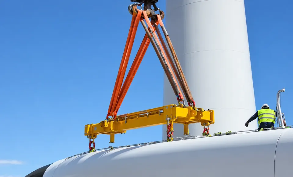 Lifting solutions for wind turbines